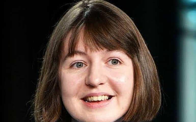 Sally Rooney vence prêmio literário mas não comparece à entrega por temer prisão