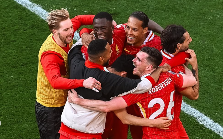 Liverpool encerra hegemonia do City e conquista 20º título do Inglês ao golear Tottenham