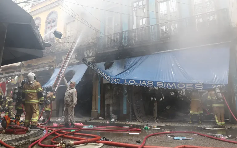 Incêndio atinge loja na região da Rua José Paulino, centro de SP