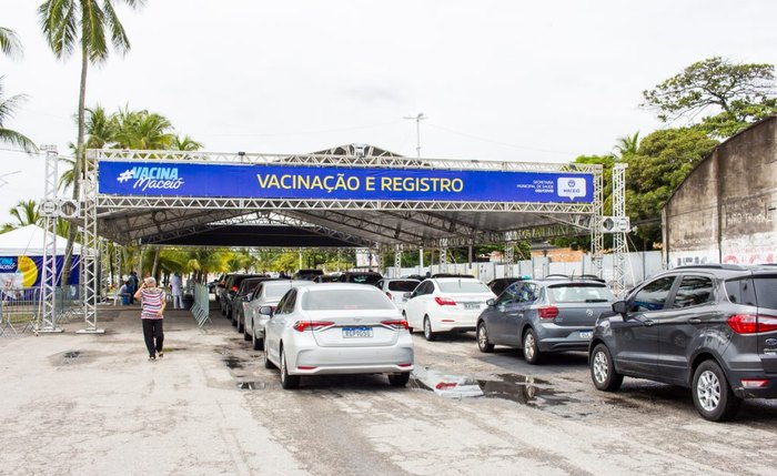 Estacionamento de Jaraguá lotou no primeiro dia de imunização dos idosos com 85 anos ou mais