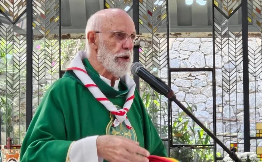 Padre Júlio Lancellotti homenageia criança morta em SP por bala perdida