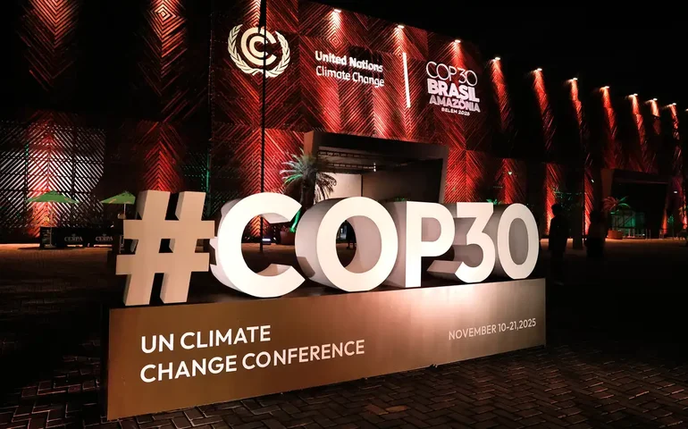 Mídia internacional destaca caos, fuga de delegados e imagens fortes após incêndio na COP30