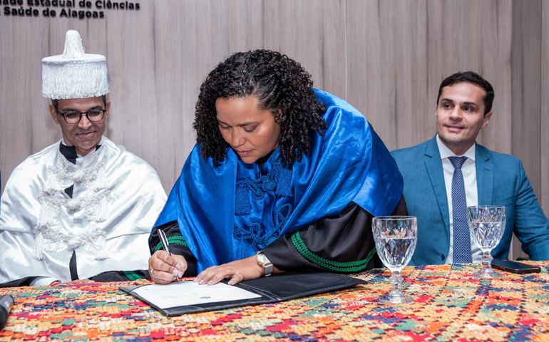 Pollyanna Almeida toma posse como nova reitora da Uncisal ao lado do vice-reitor Henrique de Oliveira Costa