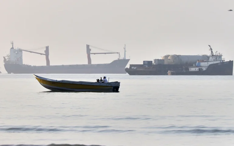 EUA bombardeiam instalações militares iranianas e, em seguida, abatem mísseis disparados por Teerã contra tropas no Kuwait.