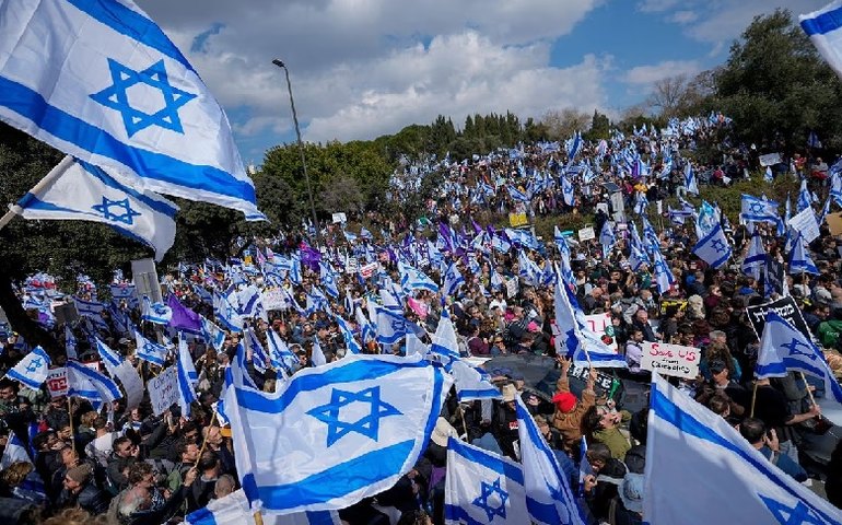 Protesto reúne 80 mil contra plano de Netanyahu para reduzir poder do Judiciário