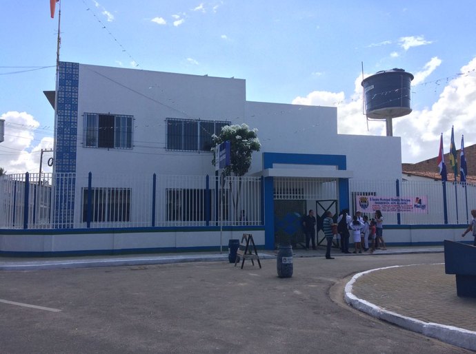 Prefeito Rui Palmeira entrega escola reconstruída à população do Pontal