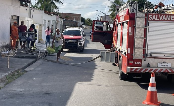 Corpo de Bombeiros foram acionados para controlar as chamas