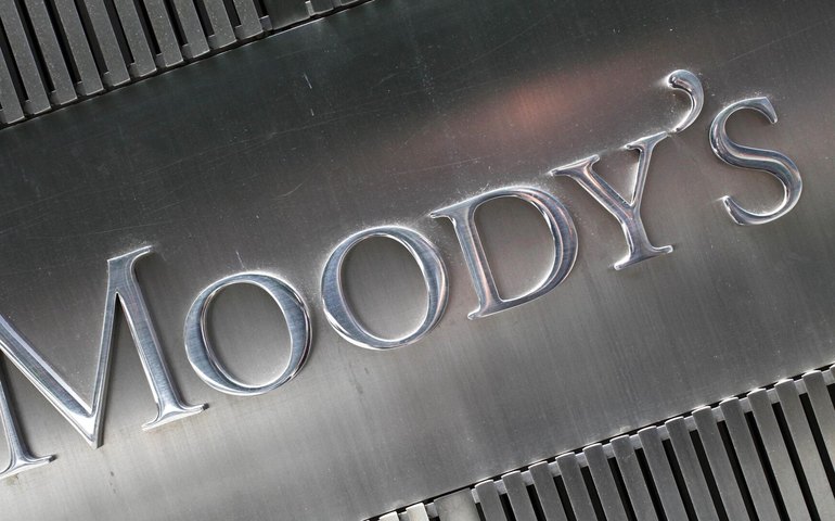 Moody's rebaixa classificação de crédito dos EUA e cita alta das dívidas do governo na última década