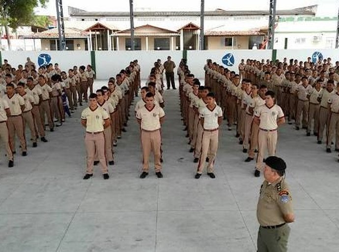 Reencontros e euforia dos novos alunos marcam 1º dia de aula do Colégio Tiradentes