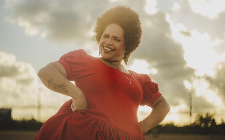 Mel Nascimento lança o clipe “Ô Mulé” em homenagem às mulheres alagoanas no Theatro Homerinho