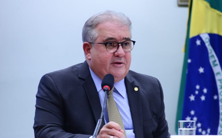 Comissão aprova projeto que obriga estabelecimentos a terem placa mostrando que discriminar idoso é crime