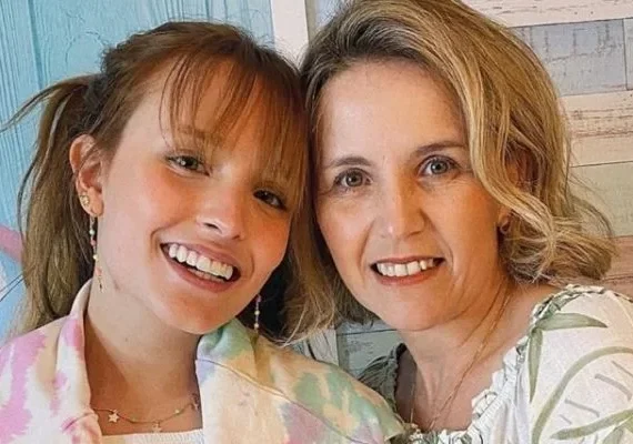 Larissa Manoela ignora briga com a mãe e curte viagem com o noivo