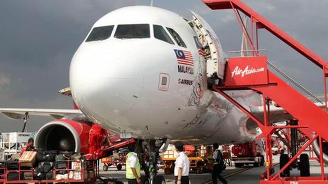 AirAsia: encontrados cinco corpos em assentos, com cintos de segurança