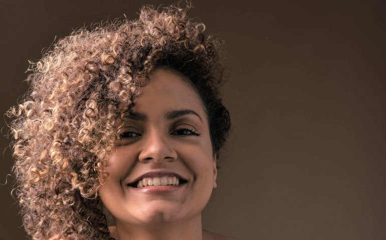 Maria Pérola, revelação da MPB, em live com obra de Alceu Valença no Domingo de Páscoa!