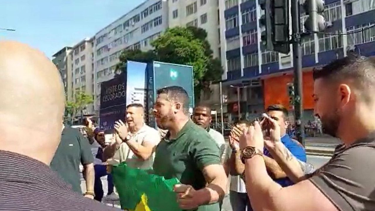 Tumulto com bolsonaristas encerra caminhada de Freixo na zona norte do Rio