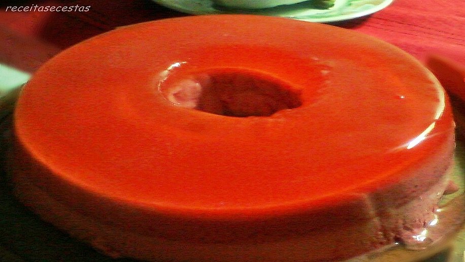 Gelatina Mousse de Guaraná e Morango