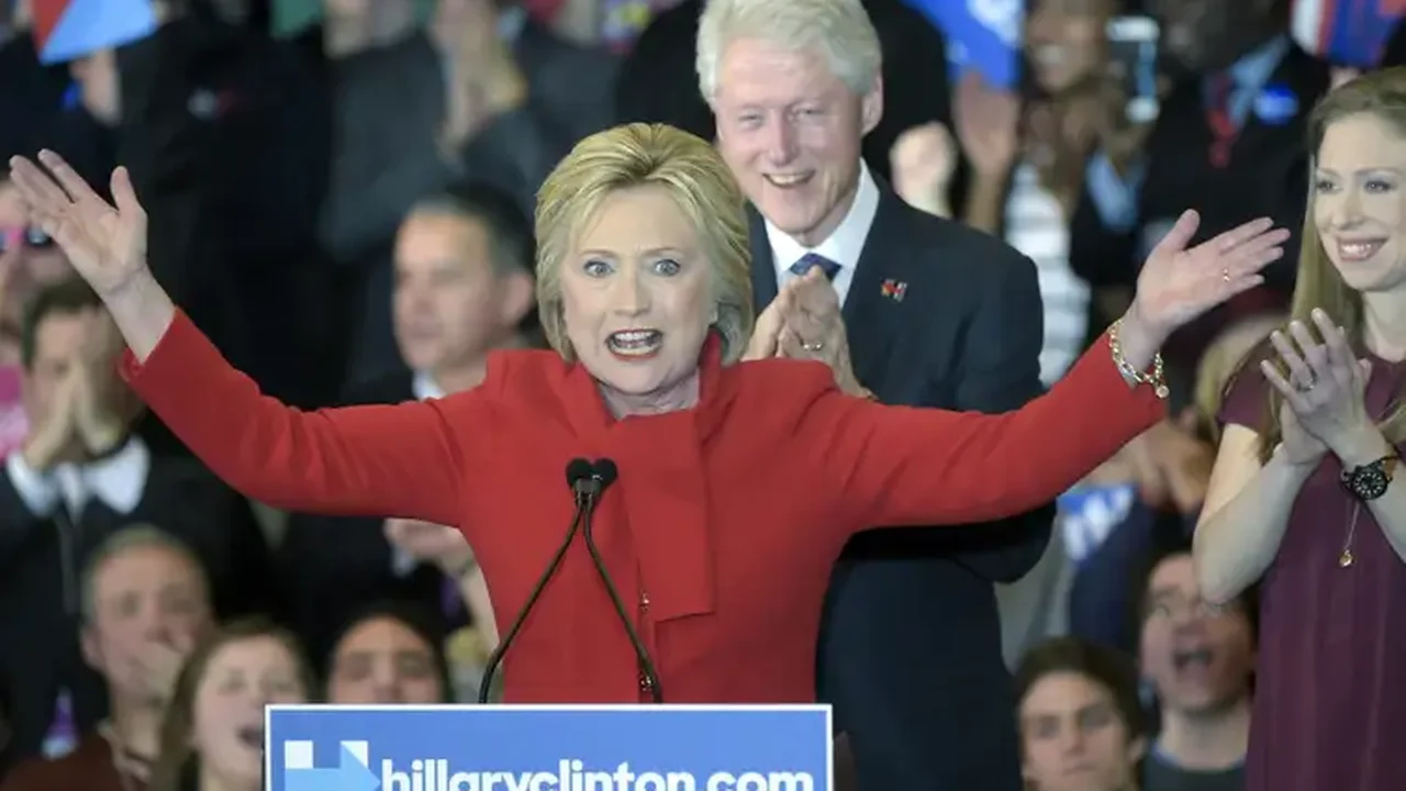 Hillary Clinton pede que EUA elejam primeira mulher presidente