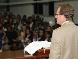 Pr. Sérgio Bastian ministra na sede