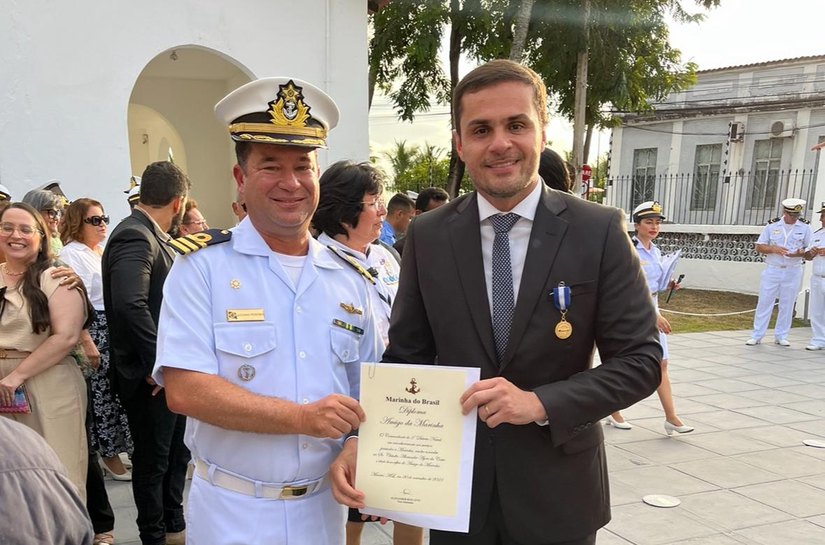 Deputado Alexandre Ayres recebe medalha Amigo da Marinha