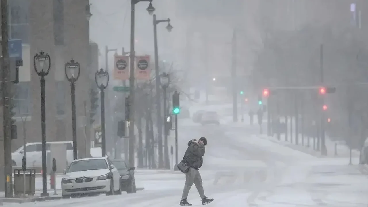 EUA: tempestade de inverno traz chance de maior nevasca em uma década na região central do país