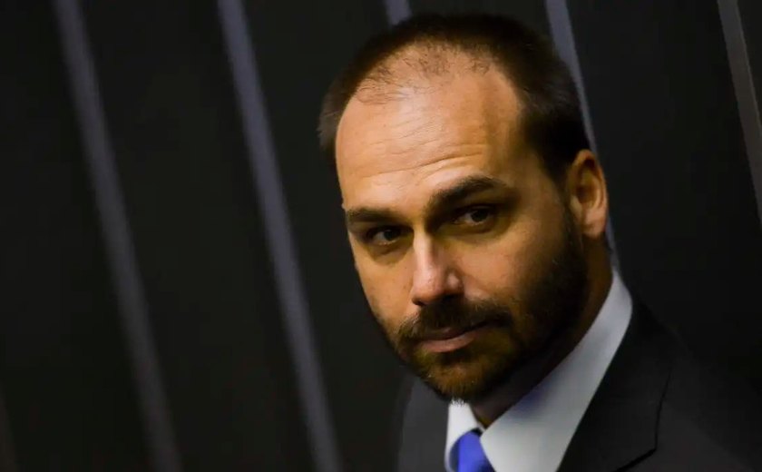 Mesmo foragido nos EUA, Eduardo Bolsonaro mantém gabinete ativo com custo de R$ 132 mil por mês