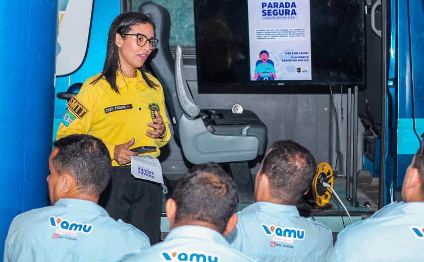 Motoristas de ônibus recebem orientações sobre a Lei da Parada Segura e direção responsável