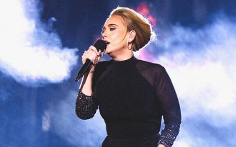 Adele chora ao ver Céline Dion na plateia de seu show