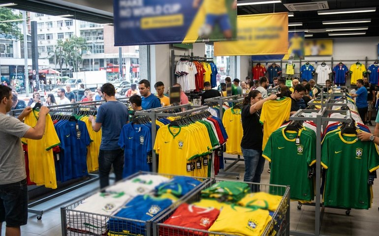 Copa puxa busca por camisas de futebol e vendas já somam R$ 1,2 bi no ano