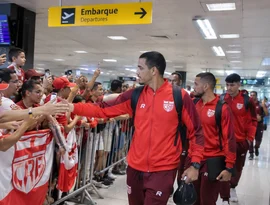 Com festa da torcida no aeroporto, CRB embarca para Goiânia em busca de vitória decisiva contra o Goiás