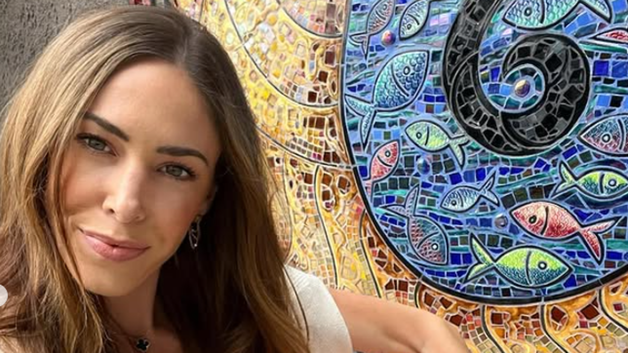 Atriz de 'American Pie' narra prisão após tentar visto nos EUA: 'Nunca vi algo tão desumano'