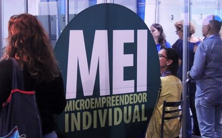 Câmara aprova programa de crédito do governo para microempresas e MEIs, com taxistas incluídos