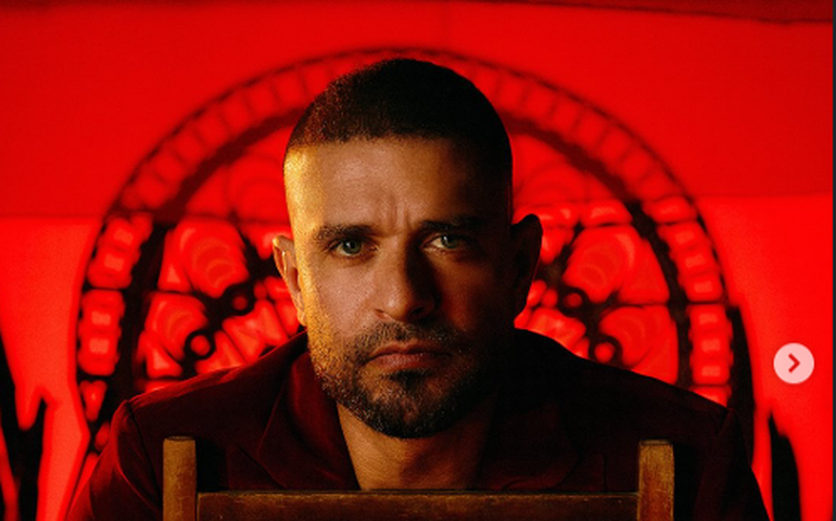 Diogo Nogueira surge irreconhecível na Bahia e surpreende fãs: 'Muito diferente'