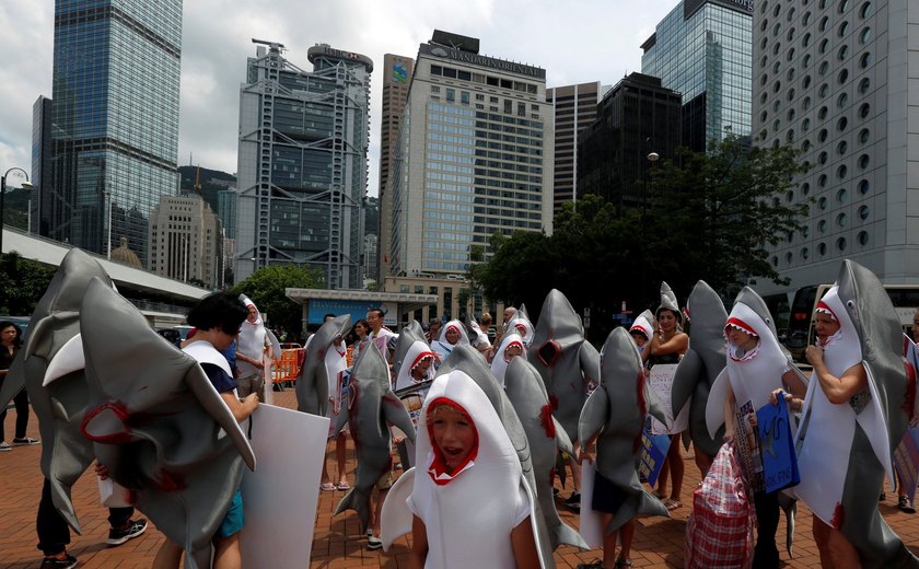 Grupo se veste de tubarão para protestar contra restaurante que serve barbatanas em Hong Kong