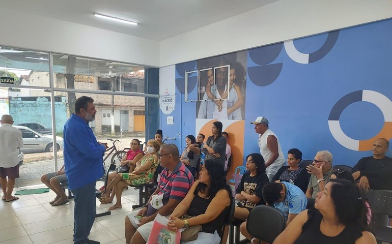 Equipe e-Multi orienta população sobre combate às zoonoses