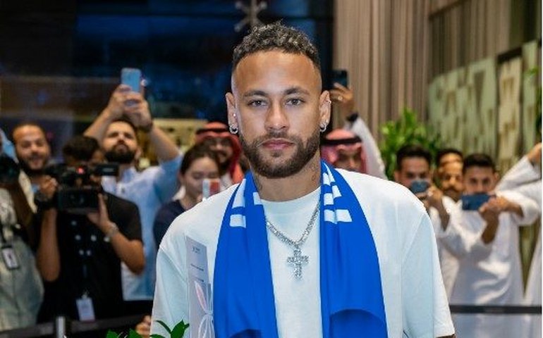 Neymar chega à Arábia Saudita com pingente de crucifixo; entenda como ele pode expressar sua fé no país