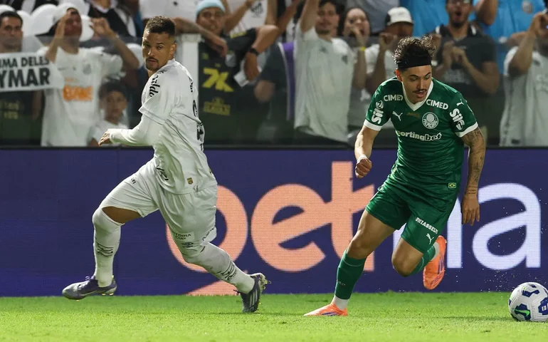 Santos vence Palmeiras com gol nos acréscimos, sai do Z-4 e Flamengo assume a liderança