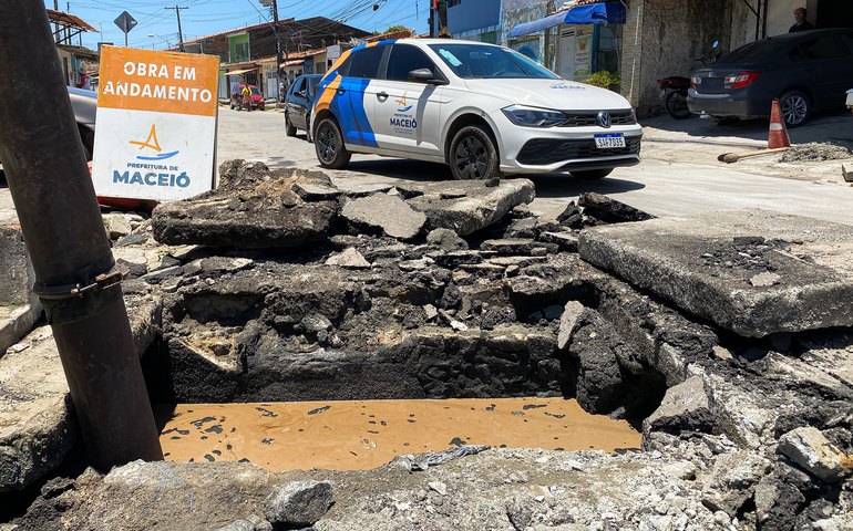 Infraestrutura realiza desobstrução e manutenção de galeria em via do Trapiche da Barra