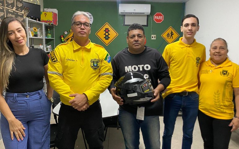 Motociclista de aplicativo ganha capacete em sorteio promovido pelo DMTT