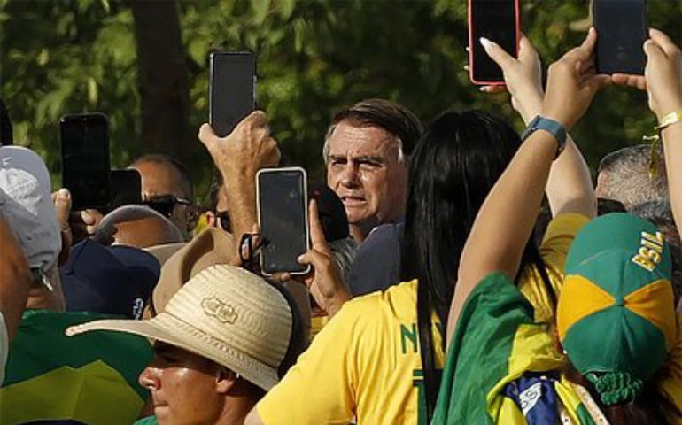 Bolsonaro rompe silêncio: 'Quem decide para onde vão as Forças Armadas são vocês'