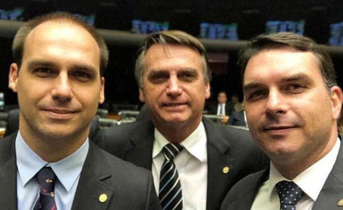 Presidente Jair Bolsonaro, quando deputado, entre os filhos Eduardo e Flávio, hoje senador