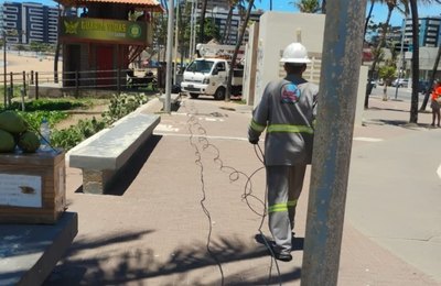 Técnicos da Ilumina repõem cabeamento furtado no Posto 7, na Jatiúca