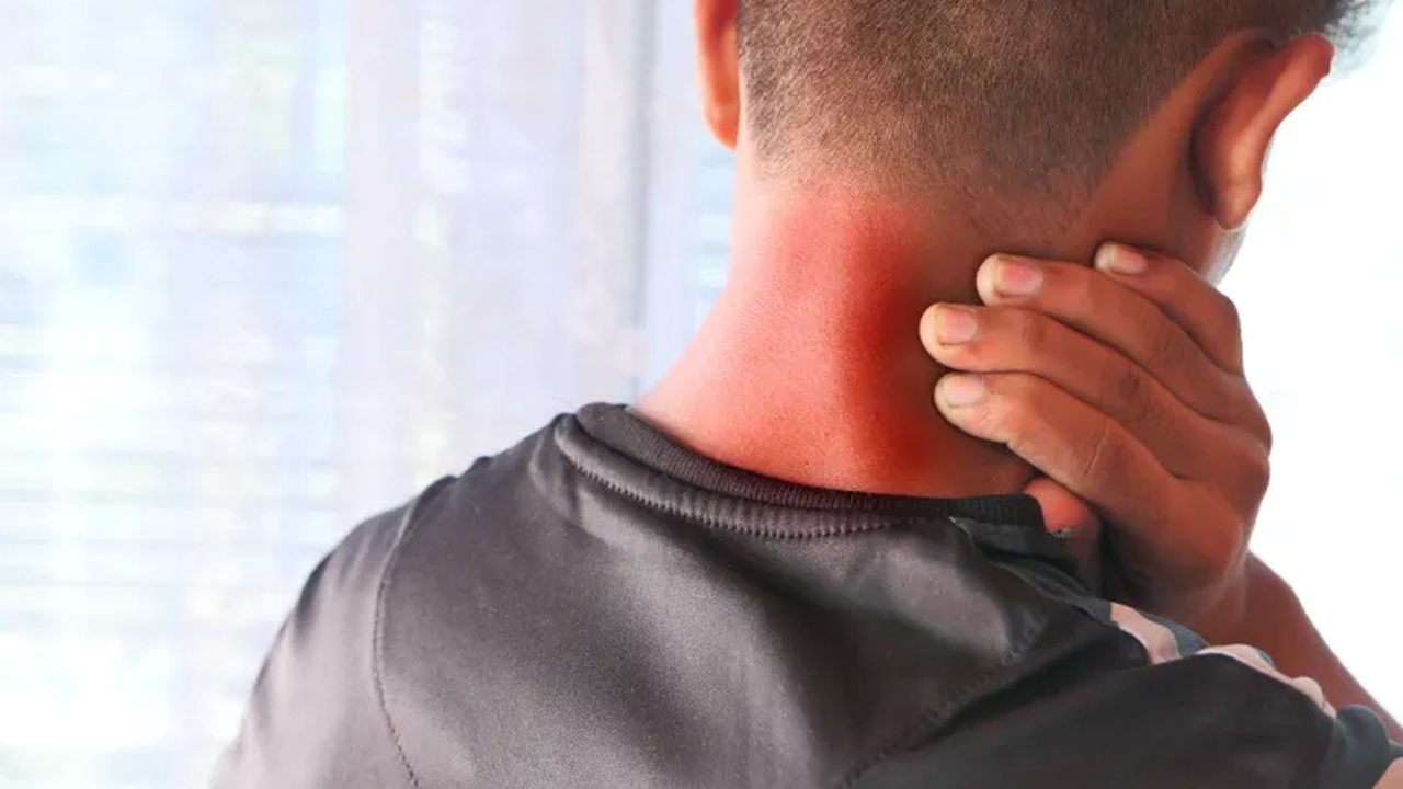 Você estala o pescoço? Qual o risco por trás do hábito que parece inofensivo