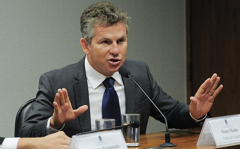 Governador de MT contrai coronavírus e passa a trabalhar de casa
