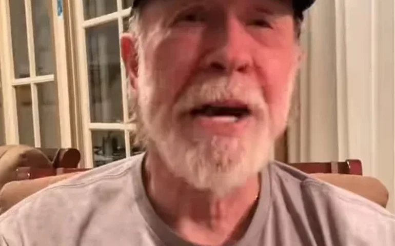 Chuck Norris só reconheceu filha mais velha 26 anos depois de nascimento dela: ator deixa cinco filhos