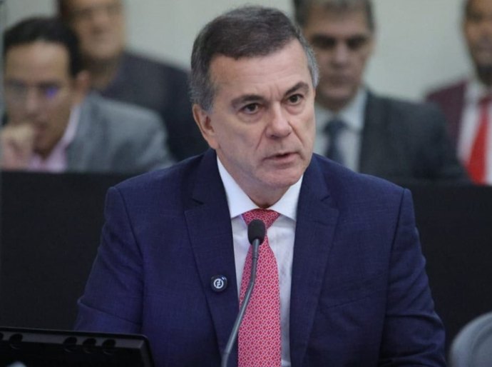 Ronaldo Medeiros celebra redução do preço da gasolina e valorização do serviço público