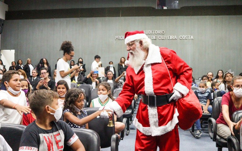Estudantes da Escola Municipal Maria José Carrascosa apresentam 3ª Cantata de Natal
