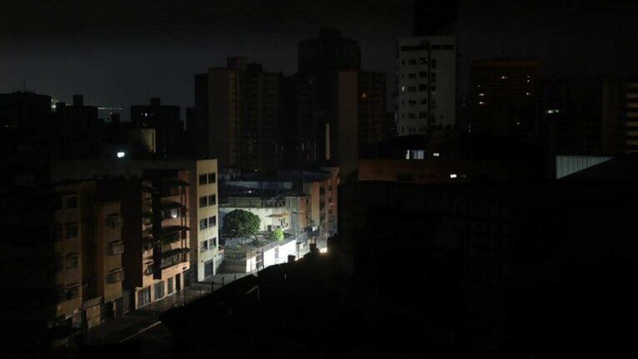 Venezuela sofre apagão de energia e governo diz que foi sabotagem