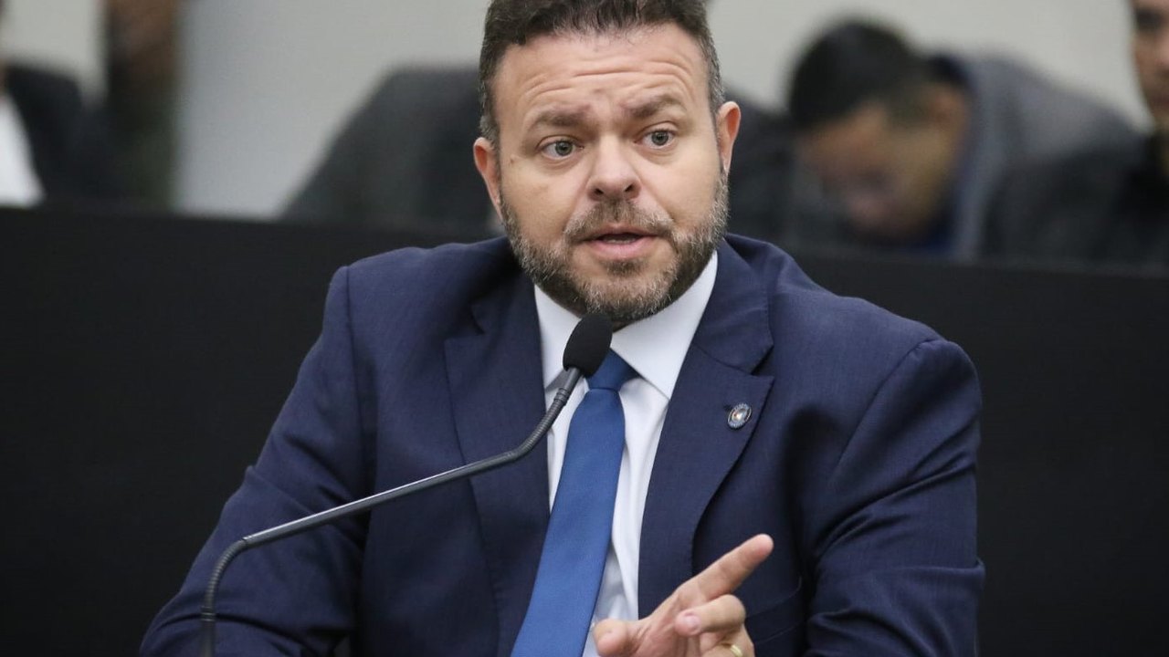 Léo Loureiro solicita inclusão de equipe multidisciplinar no Programa Mais Médicos
