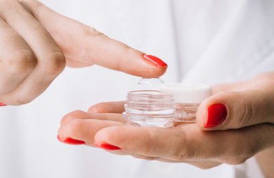 Setembro Safira: 5 cuidados importantes ao utilizar lentes de contato