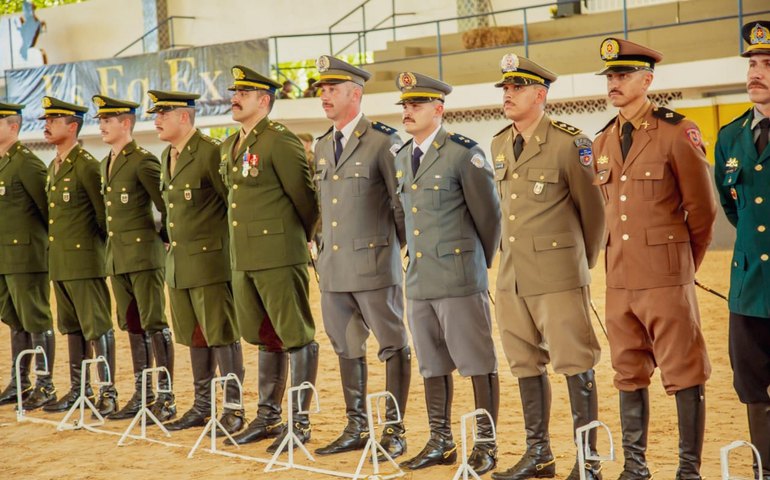 Oficial da PM conclui formação na Escola de Equitação do Exército no RJ